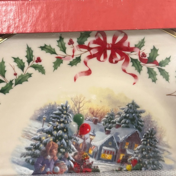 Santa’s Holiday Parade - 2001 Lenox Holiday Annual Christmas Plate - Picture 3 of 6